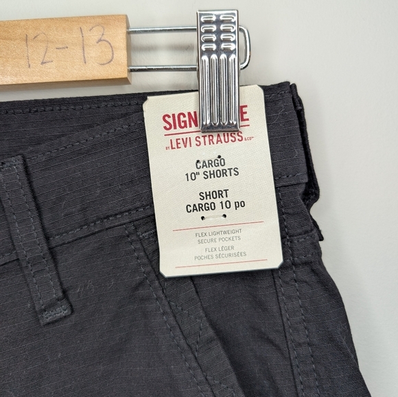NWT Signature Levi's Black 10" Cargo Shorts Size 28 Men's - Picture 3 of 8